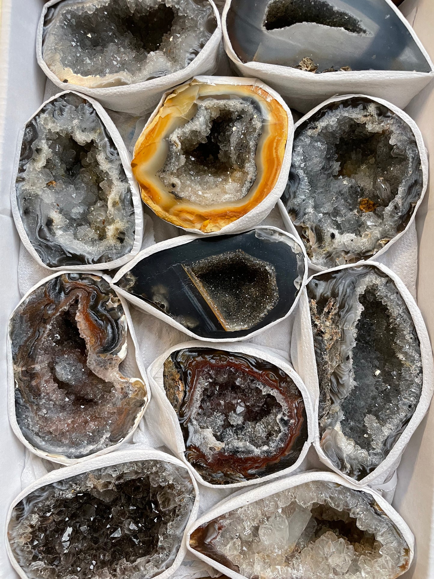 Wunderschöne Mystery Achat Geode